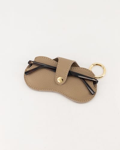 zonnebrilhoesje- taupe- leer -ook buiten je tasje te hangen -handig