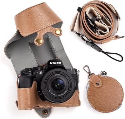 Beschermende PU Leren Camera Case voor Nikon Z50 II met DX 16-50mm Lens - Inclusief Verstelbare Schouderriem en Opbergcompartiment, Khaki, Camera Accessoires