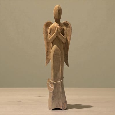 Biddende Kerst engel Rafaël van hout - kerstfiguur - kerstengel - 40 cm hoog - handgemaakt - uniek kerstbeeld - houten beeld - engel van hout