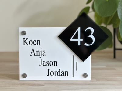 Naambordje voordeur | strak lijnen | huisnummer | wit | 19,5x25cm | rvs afstandhouders