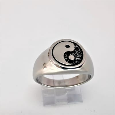 RVS - zilverkleurig - Yin Yang - symbool - maat 21 - 3D Yin in zwart coating en Yang in zilverkleurig.
