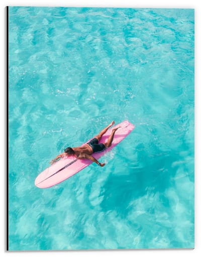 Dibond - Man op Roze Surfplank - 30x40cm Foto op Aluminium (Met Ophangsysteem)