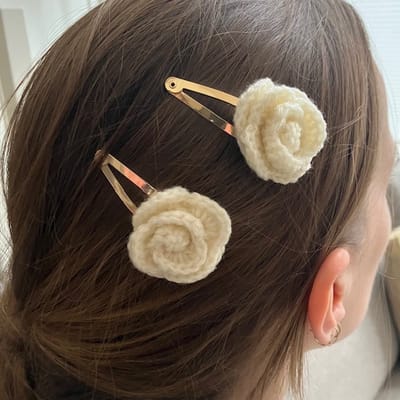 Luna-Leena duurzame haarspeldjes roosjes off white (set) - L5cm - soft wol - klik klak speld goudkleurig - hand gehaakt in Nepal - rose hair clips - haar accessoires - cadeau - feest - verjaardag - sieraad - flowers - bloemen spelden