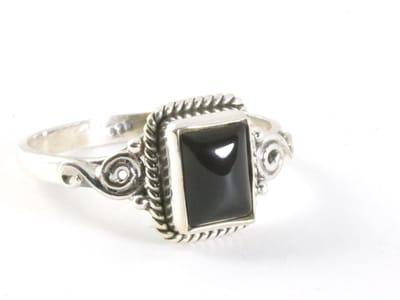 Fijne bewerkte zilveren ring met onyx - maat 16