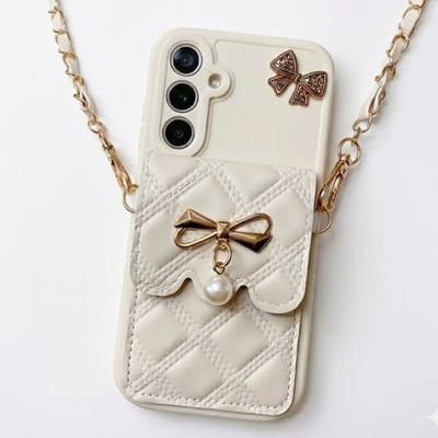 Crèmekleurig telefoon hoesje dames met quilt patroon, goudkleurige strik details en parel hanger, inclusief schouder ketting – geschikt voor Samsung S25– luxe backcover met opbergvak