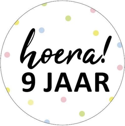 CADEAU STICKER ROND HOERA! 9 JAAR - traktatie sticker Hoera / wensetiket 9 jaar rond 40mm / Sluitsticker / 30 stuks cadeausticker / w