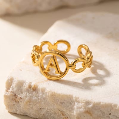 Lundholm Quincy A Ring Dames Goudkleurig – Premium Stainless Steel Jewellery Gold PVD Plated – Verstelbare Ring met Letter A Naam Ring Cadeau Vrouw – One Size – my Scandinavisch Design
