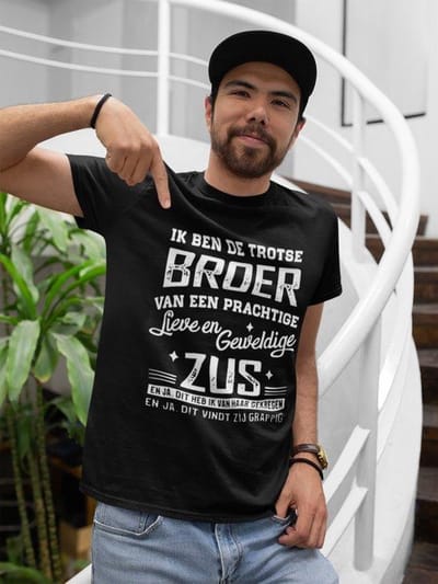 Passie voor stickers T-shirt S met tekst: Ik ben de trotse Broer van een prachtige lieve en geweldige Zus en ja, dit heb ik van haar gekregen en ja, dit vind zij grappig