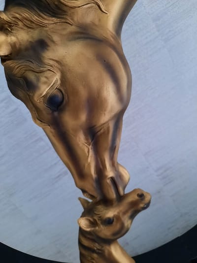 Gilde Handwerk Casablanca Luxe Paardenbeeld - Merrie met Veulen in Cirkel - Goud Bronslook & Zwart - Modern Design Sculptuur - 40 cm Hoog
