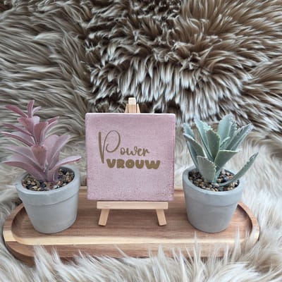 Robuust Wenstegeltje - Powervrouw – Luxe Cadeautegel met Tekst – Perfect Cadeau voor verjaardagen, vriendinnen, collega’s of als motivatie voor jezelf - Trendy nu - 10X10 – Decoratief Tegeltje met Standaard – Cadeau Idee