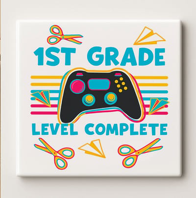 1e Klas Level Voltooid Decoratieve Tegel 15x15 cm – Schoolmijlpaal Gamer Stijl Ontwerp – Kinderkamer & Klaslokaal Wanddecoratie