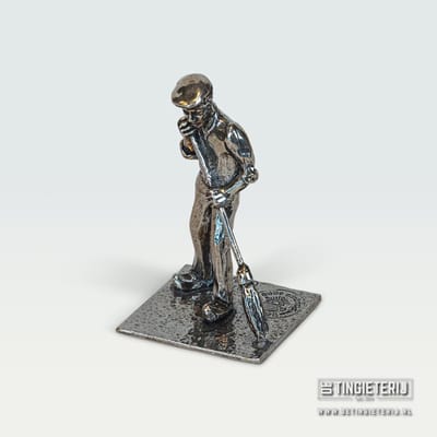 Tinnen Boer met Bezem Beeldje – Handgemaakt Miniatuur Landbouw – Ambachtelijk Beroepenbeeld – Uniek Cadeau & Decoratie