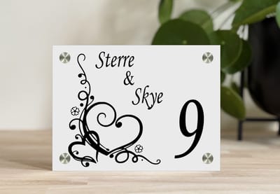 Naambordje / huisnummer voordeur hartjes sierlijk opaal 15x28cm met rvs afstandhouders