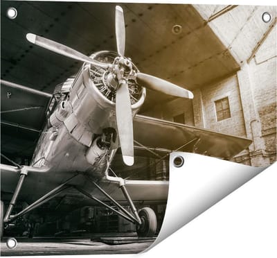 Gards Tuinposter Oud Vliegtuig in een Hangar - Zwart Wit - 50x40 cm - Tuindoek - Tuindecoratie - Wanddecoratie buiten - Tuinschilderij