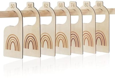 Dailygoods- Kleerhangers Hout 7 Stuks - Kinderhanger - Maatverdeler 50-86 cm - Regenboogdesign - Duurzaam - Perfect voor Peuterkleding - Babyhangers