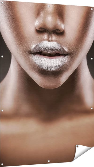 Gards Tuinposter Zilveren Lippen van een Afrikaanse Vrouw - 100x150 cm - Tuindoek - Tuindecoratie - Wanddecoratie buiten - Tuinschilderij