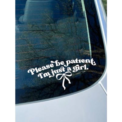 Wees geduldig, ik ben maar een meisje - Grappige autosticker Autoraam Striksticker Meisjesachtige sticker Autosticker Leuke autostickers voor vrouwen one-size