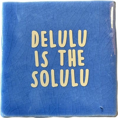 Hippe tegeltje met tekst: Delulu is the solulu | Petrol denim | Pastel beige | Gepersonaliseerde cadeau | Hippe Spreuktegel | Nieuwe woning cadeau | Verjaardagscadeau | Verjaardag | Birthday | Housewarming cadeau