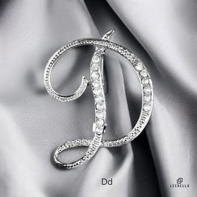 Luxe Strass | D | Letter Broche Zilverkleurig met Zirconia Steentjes – Unisex Cursieve Initialen Pin Diverse Maten Voor Heren & Dames
