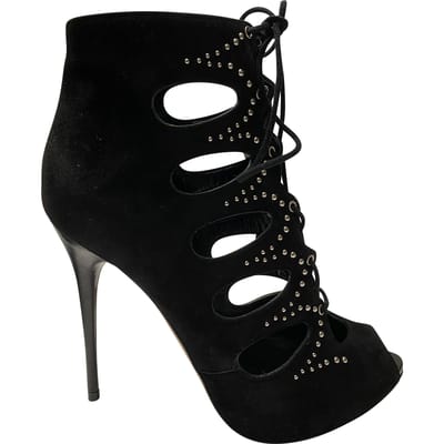 Alexander McQueen Cut Out Studded Veterboots in Zwart Suède