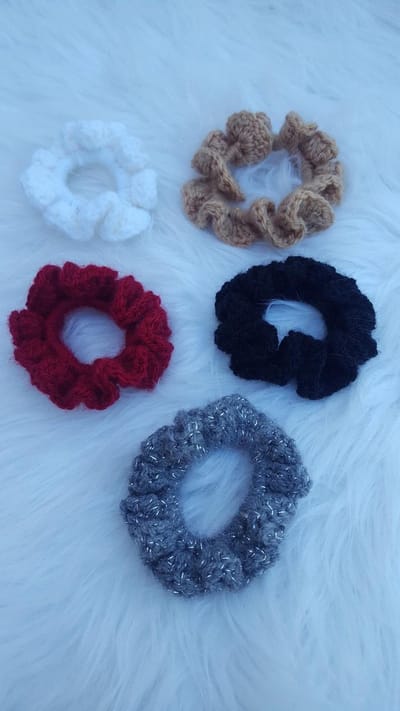 Set van 5 handgemaakte haarelastieken ( scrunchies ) gehaakt in de basickleuren grijs glinsterdraad, donkerrood, zwart, wit, beige