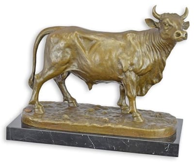Een bronzen sculptuur van een stier