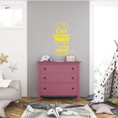 Muursticker - Our Home Is Full Of Love And Laundry - 46,4 x 97,6 - Geel