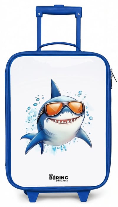 NoBoringSuitcases.com® - Kinderkoffer blauw - Kindertrolley jongen - Coole haai met zonnebril in het water - Koffer kind lichtgewicht - Reiskoffer trolley voor kinderen - Koffertje met lichtgevende wieltjes - Rolkoffer