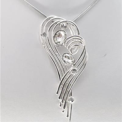 Hanger,R-Design met sielijke krullende draden, Opgesmukt met 6 zirkonia's in 3 maten.