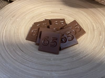 Chocolaatjes met getal 65 voor verjaardag of jubileum | 32 stuks melkchocolade | Chocolade cadeau | Ambachtelijke Belgische Callebaut Chocolade