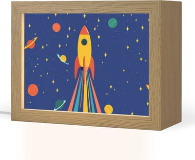 Nachtlampje 20x15 cm - Kinder lampje - Kleurrijk - Raket - Ruimte - Tafellamp kinderkamer - Slaapkamer lamp - Bedlamp kinderen - Kinderlampje stopcontact - Wandlamp babykamer - Nachtlampjes