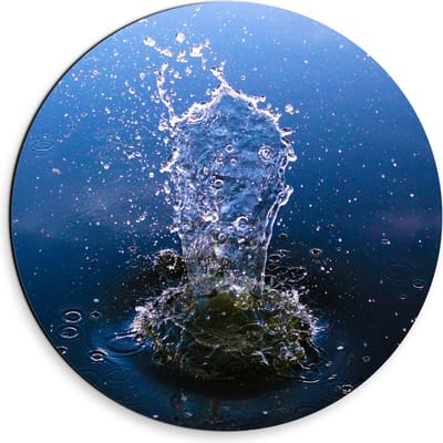 Dibond Wandcirkel - Steen plonzend in Water - 30x30cm Foto op Aluminium Wandcirkel (met ophangsysteem)