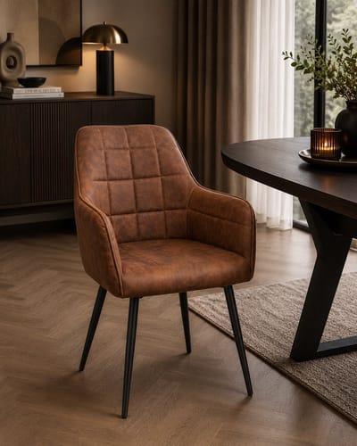 Eetkamerstoel Emma – Cowboy Stof – Cognac – Stoere Eetkamerstoel met Ruitstiksel – Met Armleuningen & Metalen Onderstel – Comfortabele Zitting