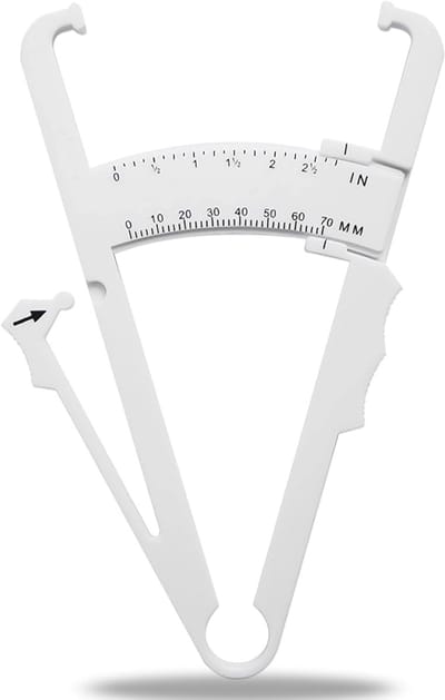 Huidplooimeter met een tabel voor het meten van het lichaamsvetpercentage, voor een nauwkeurige meting van het lichaamsvetpercentage, wit.