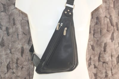 Oi zwarte leren driehoek Crossbody tas / zacht rund lederen triangel tas om schuin te dragen / praktische en veilige tas om cross te dragen / zwart leer / 228
