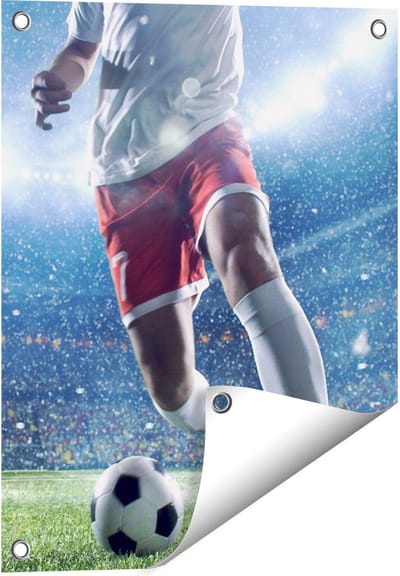 Gards Tuinposter Voetbal Speler met de Bal in een Druk Stadion - 40x50 cm - Tuindoek - Tuindecoratie - Wanddecoratie buiten - Tuinschilderij