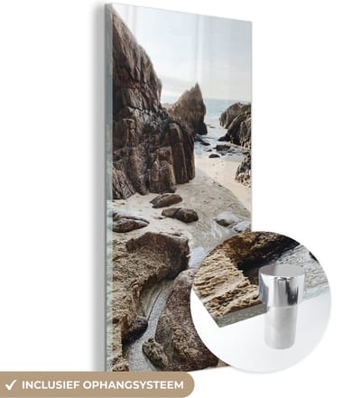 MuchoWow® Glasschilderij 60x120 cm - Schilderij acrylglas - Strand - Zomer - Rotsen - Foto op glas - Schilderijen
