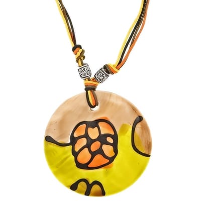 Behave - Geel bruin oranje ketting met ronde schelpen hanger - Mode ketting 45 cm