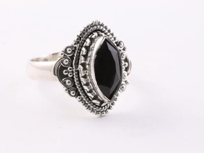 Bewerkte zilveren ring met gefacetteerde onyx - maat 16.5