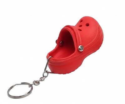 Rode sleutelhanger mini schoen vorm van EVA met metalen sleutelring en korte ketting, sleutelhanger voor heren en dames, compact accessoire met speels ontwerp en herkenbaar klomp model