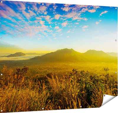 Gards Tuinposter Bergen met Mist in Thailand - 150x120 cm - Tuindoek - Tuindecoratie - Wanddecoratie buiten - Tuinschilderij