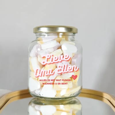 Gepersonaliseerd Cadeau Oma - Snoeppot Lieve Oma met Eigen Naam - Verjaardagscadeau Oma - Cadeau voor Oma - Hartverwarmend Geschenk Grootmoeder - Glazen Snoeppot incl. 200 gram Snoepjes