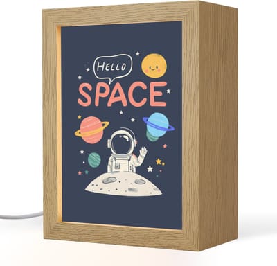 Nachtlampje 15x20 cm - Kinder lampje - Astronaut - Ruimte - Planeten - Tafellamp kinderkamer - Slaapkamer lamp - Bedlamp kinderen - Kinderlampje stopcontact - Wandlamp babykamer - Nachtlampjes