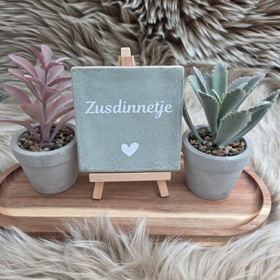 Robuust Wenstegeltje – Zusdinnetje – 10x10 cm – Lief Cadeau voor Zus of Beste Vriendin – Stijlvolle Wanddecoratie met Betekenis – Trendy nu – Decoratief Tegeltje met Standaard – Cadeau Idee