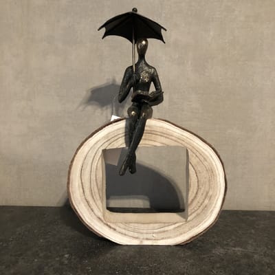 Decoratief Figuur Girl in the rain – Hout/Metaal – Brons