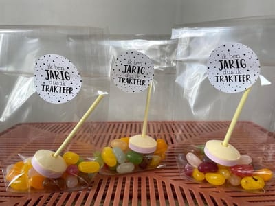 30 Kruisbodemzakjes / Traktatie zakjes + 30 stickers - Ik ben jarig dus ik trakteer - Wit - Zwart stip | School traktaties - Cellofaan zakjes - Transparant - Snoep | Peuterspeelzaal - Kinderopvang - Basisschool | DH collection
