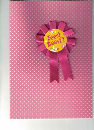 wenskaart - XL wenskaart - roze verjaardagskaart - van harte gefeliciteerd - met button / rozet - grote felicitatiekaart - feestbeest - verjaardags rozet