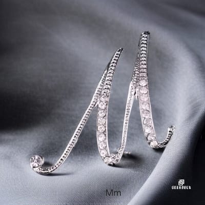 Luxe Strass | M | Letter Broche Zilverkleurig met Zirconia Steentjes – Unisex Cursieve Initialen Pin Diverse Maten Voor Heren & Dames