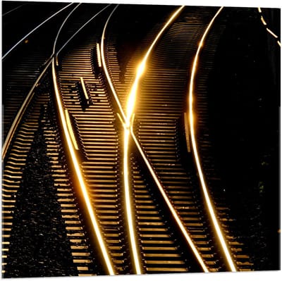 Acrylglas - Treinrails in het Donker - 80x80cm Foto op Acrylglas (Wanddecoratie op Acrylglas)
