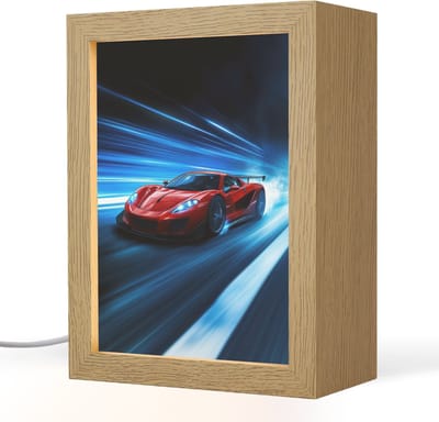 Nachtlampje 15x20 cm - Kinder lampje - Rode raceauto - Blauw - Futuristisch - Tafellamp kinderkamer - Slaapkamer lamp - Bedlamp kinderen - Kinderlampje stopcontact - Wandlamp babykamer - Nachtlampjes